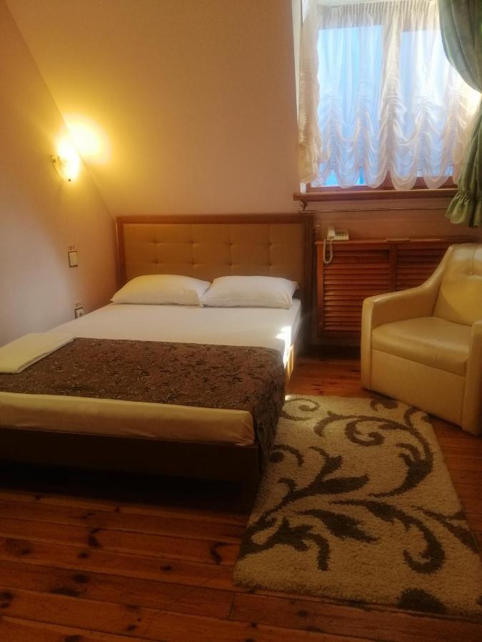 Hotel Gostiniy Dvor Non-Stop Jersón Exterior foto